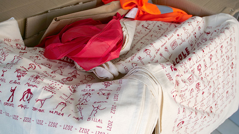 Lire la suite à propos de l’article Les torchons, sacs et gilets sont arrivés !!!